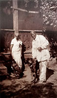 П.П.Беньков и О.П. Бенькова во дворе своего дома в Самарканде. Конец 30-х.-начало 40-х г.г.