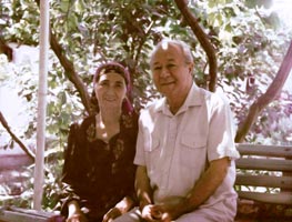 Отдых в саду с женой Амангуль. Самарканд. 2002г.