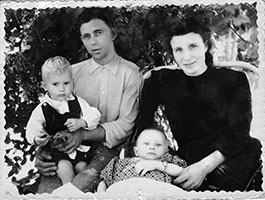 Начало 50-х. Саша Ананин с родителями и сестрой Зоей.
