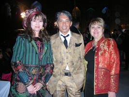 Неделя моды в Узбекистане. Заключительный показ в Самарканде. Фото на память о встрече с Кензо. Слева - Альфия Харченко, справа- Ирина Пегова