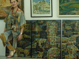 Альфия Валиева  среди картин художников Джумы Абдураупова и Исаева Аслиддина. Сборы на пермский фестиваль.