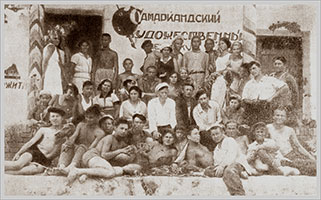 Самаркандское художественное училище во время практики П.П.Беньков и З.М.Ковалевская (в центре) в Ургуте. Фотография 1934 года