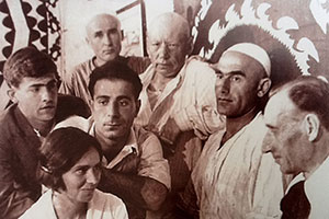 П.П.Беньков и З.М.Ковалевская среди самаркандских художников. Фотография 1930-х годов из альбома «Песочные часы»