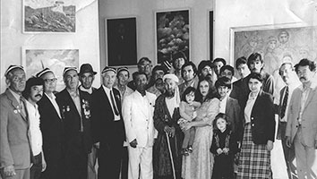 Ганиев Абдувахоб  (третий справа) с группой художников на открытии выставки, посвящённой 40-летию Победы. 1985 г. 