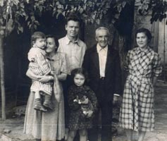 А.В. Ларина с родными: дядей Михаилом, сестрой Любовью Васильевной,с детьми сестры и её мужем Сергеем Редькиным.
