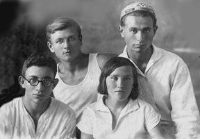 1935 год. С мужем Алексеем и друзьями - однокурсниками.