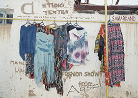 Открытка. Галерея Альфия представляет текстиль от Айсель. В центре - батик.
