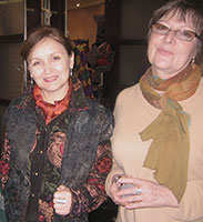 Выставка в Национальном банке. слева Альфия Валиева, справа - Наташа Пай.Ташкент. Декабрь 2006г.