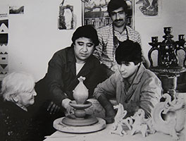 Обсуждение работы. Слева направо: Софья Фёдоровна Ракова, Худаберды Хакбердыев с сыном и Эгамбердыев. 1980-е годы (Из фотоархива Г. Тимуровой)