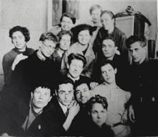 1937г. Студенты Московского Художественого института (внизу второй слева - Ч. Ахмаров)