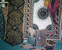 Набойка Игоря Рыбьянова. Элементы орнаментов Фрески Афрасиаба, облицовки стен Регистана, и традиционной набойки.Внизу справа вырезанная из дерева печать (колыб).