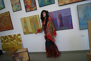 На выставке художника Исаева Нуриддина ЦВЕТНЫЕ МИРЫ. Фотосессия коллекции одежды.